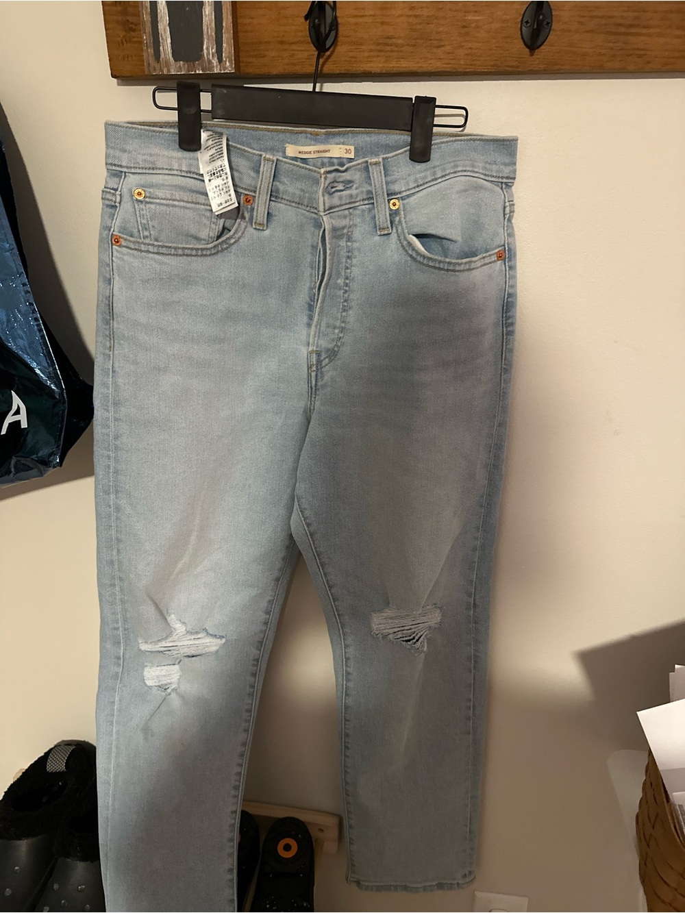 LEVIS WEDGIE STRAIGHT- size 30  Wash Distressed Straight-Leg Jeans
